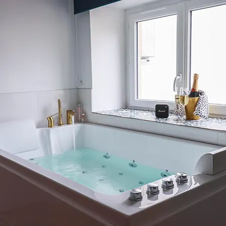 Saphir - Jacuzzi & Sauna Apartment Saint-Etienne (Loire)
